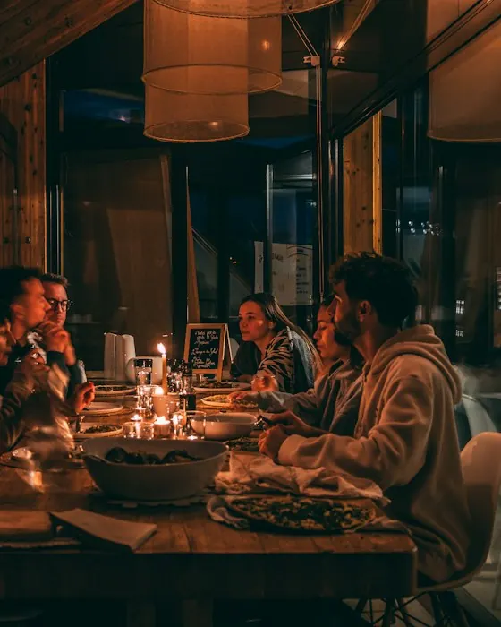 Cină la lumina lumânărilor, într-un restaurant întunecat